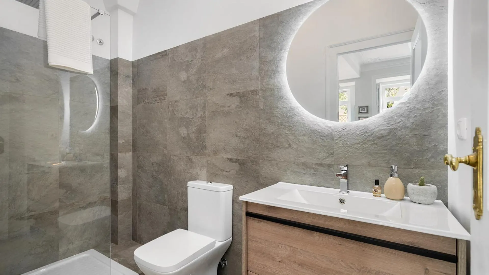 Lisbon Design Flat, Luxury, 7 People, Pool & Garden Apartment Portugal